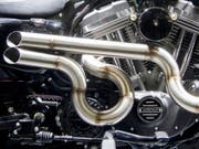 Auspuffe und Motor einer Harley-Davidson-Maschine. Die Motorräder des US-Herstellers stehen auf der Liste von Waren, auf welchen die EU künftig Ausgleichszölle erheben will. Die USA haben mit neuen Zöllen auf Stahl- und Aluminiumprodukte einen Handelsstreit vom Zaun gebrochen. (Bild: Keystone/ENNIO LEANZA)