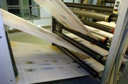 Die klassiche Zeitung verliert an Boden, den die Verlagshäuser im Internet wieder gutmachen wollen.