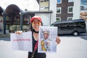 Der thailändische König Maha Vajiralongkorn soll im Hotel Waldegg in Engelberg sein. Dorthin reiste am Dienstag auch Prapassorn Peter (Bild), in der Hoffnung, ihren König zu Gesicht zu bekommen. (Bild: Urs Flüeler/Keystone (Engelberg, 5. Juni 2018))