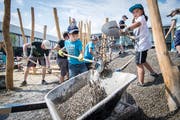 Alle packen an: Der Spielplatz beim neuen Schulhaus in Weinfelden wird von den Schülern selbst gebaut. (Bild: Reto Martin)