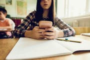 Fällt die Schulreise ins Wasser? Messenger-Dienste wie Whatsapp sind in der Kommunikation zwischen Lehrern und Schülern beliebt. (Bild: Getty)