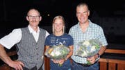 Präsident Franz Müller (links) bedankte sich bei Stefanie Arnold und Roman Bricker ganz speziell. (Bild: PD (Unterschächen, 30. Mai 2018))