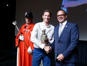 Gemeinderat Beat Schilter (rechts) überreichte den Champion an den ehemaligen Radrennfahrer Martin Elmiger. (Bild: Stefan Kaiser (Cham, 6.Juni 2018))