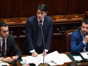 Premierminister Giuseppe Conte (Mitte) bei seiner Rede vor dem Abgeordnetenhaus, mit Innenminister Matteo Salvini (r) und Arbeitsminister Luigi Di Maio. (Bild: KEYSTONE/EPA ANSA/ETTORE FERRARI)