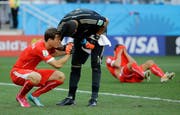 Da braucht es Trost: Argentinien-Goalie Sergio Romero muntert Lichtsteiner auf. Bild: Sergei Grits/AP Photo (São Paulo, 1. Juli 2014)