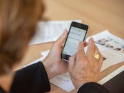 In Schaffhausen können Einwohner auf ihrem Handy eine elektronische Identität einrichten. (Bild: KEYSTONE/CHRISTIAN BEUTLER)