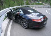 Das Auto mit deutschen Kontrollschildern fuhr in die Leitplanke. (Bild: Kantonspolizei Uri (Andermatt, 6. Juni 2018))