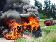 Vollständig ausgebrannt ist dieser Traktor in Grosswangen LU. (Bild: Luzerner Polizei)