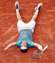 Marco Cecchinato liegt jubelnd auf dem Sandplatz. (Bild: EPA)