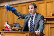 Provoziert gern - und muss dafür auch einstecken: SVP-Fraktionschef Thomas Aeschi spielt bei der Debatte über die Selbstbestimmungsinitiative mit einer Marionette. (KEYSTONE/Alessandro della Valle, (Bern, 6. Juni 2018))