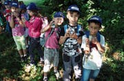 Mit Kräutern aus der Umgebung haben die Schülerinnen und Schüler eigene Salben hergestellt. (Bild: Carmen Kaufmann)