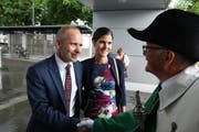 Regierungspräsident Stefan Kölliker (links) wird mit seiner Ehefrau Christine vom St.Galler Standesweibel Pius Küng vor dem Wiler Stadtsaal empfangen. (Bild: Hans Suter)