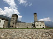 Wolken über der untersten der drei Burgen von Bellinzona im Kanton Tessin in der Schweiz: Finanzprobleme belasten die Geschäftsführung (KEYSTONE/Urs Flueeler) (Bild: KEYSTONE/URS FLUEELER)