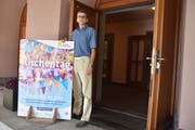 Hereinspaziert: Pfarrer Marcel Wildi und das OK laden am Sonntag zum vielfältigen, ersten regionalen Kirchentag Werdenberg-Liechtenstein in der evangelischen Kirche in Buchs ein. (Bild: Thomas Schwizer)