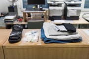 Ein Eintritts-Set für Häftlinge in einem Büro des Flughafengefängnisses in Kloten im Kanton Zürich. Das Flughafengefängnis verfügt über die Abteilungen Untersuchungshaft, Strafvollzug und Ausschaffungshaft. (Bild: Christian Beutler/Keystone (Kloten, 14. Januar 2016))