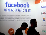 Facebook gewährte weltweit rund 60 Firmen Zugang zu Nutzerdaten, darunter den chinesischen Handyherstellern Huawai, OPPO und TCL sowie dem Computer-Hersteller Lenovo. (Bild: KEYSTONE/AP/MARK SCHIEFELBEIN)