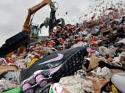 Vom Zoll entdeckt: Gefälschte Markenschuhe werden im Hamburg geschreddert. (Bild: KEYSTONE/AP AH/Axel Heimken)