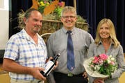 Gemeindepräsident Heinz Keller (Mitte) ehrt Remo D’Incau (20 Jahre Werkhof) und Andrea Sager (10 Jahre Verwaltung). (Bild: Hannelore Bruderer)