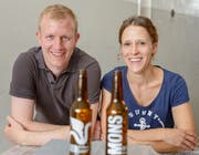 Michael Grüter und Janine Krummenacher präsentieren ihr «Mons»-Bier. (Bild: PD)
