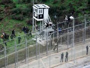 Immer wieder versuchen Flüchtlinge den Grenzzaun der spanischen Nordafrika-Exklave Ceuta zu überwinden. (Aufnahme vom 9. Dezember 2016) (Bild: Keystone/EPA EFE/REDUAN)