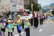Trotz akrobatischer Einlagen wie jene der Stelzenläufer ging das Urnäscher Kinderfest unfallfrei über die Bühne. (Bild: Karin Erni)