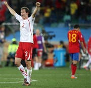 Es ist ein grosser Sieg für die Schweiz: 1:0 gegen Spanien. Das nützt aber später herzlich wenig. Bild: Halden Krog/EPA (Durban, 16. Juni 2010)