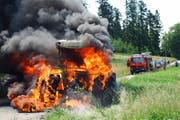 Der Traktor fing aus noch unerklärlichen Gründen plötzlich an zu brennen. (Bild: Luzerner Polizei)