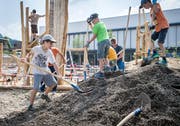 Rund 80 Kinder stehen täglich auf der Baustelle. Eltern unterstützen die Kinder freiwillig. (Bild: Reto Martin)