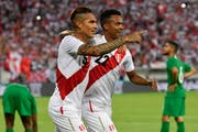 Paolo Guerrero (links) und Pedro Aquino sind glücklich, dass Guerrero mit dabei sind. (KEYSTONE/Gian Ehrenzeller)