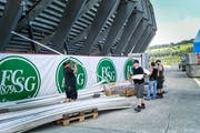 Hinter dem Gästesektor wird der Backstage-Bereich angebaut. (Bild: Ralph Ribi)