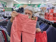 Die Konsumentenpreise sind gestiegen: eine Frau kauft eine Hose (Symbolbild). (Bild: KEYSTONE/CHRISTOF SCHUERPF)