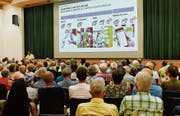 Die Post hat die Steinacher am Dienstag zum «Dialogabend» eingeladen. Viele wollen verhindern, dass die Poststelle schliesst. (Bild: Fritz Heinze)
