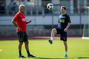 Trainer Vladimir Petkovic und Lichtsteiner bereiten sich derzeit auf die WM in Russland vor. Bild: Gabriele Putzu/Keystone (Lugano, 29. Mai 2018)