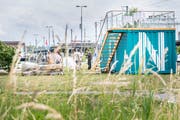 Der Kunstcontainer auf der Hafenpromenade bei der Eröffnung. (Bild: Andrea Stalder)