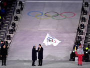 IOC-Präsident Thomas Bach überreicht die olympische Flagge an den Bürgermeister von Peking, Ausrichter der nächsten Winterspiele in vier Jahren