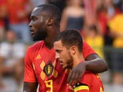 Die belgischen Torschützen Romelu Lukaku und Eden Hazard gratulieren sich gegenseitig (Bild: KEYSTONE/AP/GEERT VANDEN WIJNGAERT)
