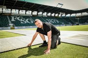 Benni Burkart, Leiter des Spiel- und Stadionbetriebs der FC St. Gallen Event AG, im Kybunpark. Auf den Rasen werden Schwerlastplatten gelegt. (Bild: Ralph Ribi)