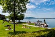 Wer in Zug baden will, muss nicht mal Eintritt bezahlen. (Bild: Andreas Bussliner)