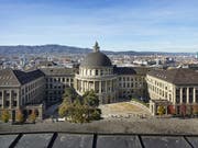 Das Hauptgebäude der ETH Zürich: Die Schweizer Vorzeige-Uni erhält im QS-Hochschulranking ihren Spitzenplatz im internationalen Universitätswettbewerb bestätigt. (Bild: KEYSTONE/CHRISTIAN BEUTLER)