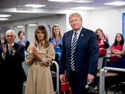 Zeigte sich nach einer Nierenoperation und mehrwöchiger Absenz wieder vor TV-Kameras: US-Präsidentengattin Melania Trump. (Bild: KEYSTONE/AP/ANDREW HARNIK)