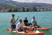 Dario Aemisegger, Beat Ulrich, Marcel Kurz und Andreas Kammerer (von links) lancieren einen Stand-Up-Paddle-Event. (Bild: Jolanda Riedener)