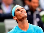 Hilfe von oben? Bevor Regen die Partie gegen Diego Schwartzman unterbrach, geriet Rafael Nadal mit Satz und Break in Rückstand (Bild: KEYSTONE/EPA/CAROLINE BLUMBERG)