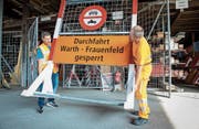 Hantieren mit einer grossen Umleitungstafel: Bezirkschef-Stellvertreter Silvan Zwahlen und Tiefbauamt-Mitarbeiter Christian Gremlich, der die Tafel später stellt. (Bild: Reto Martin)