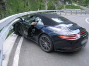 Bei der Fahrt in die Leitplanke zwischen Andermatt und Göschenen hat sich der Lenker dieses Autos verletzt. (Bild: Kantonspolizei Uri)