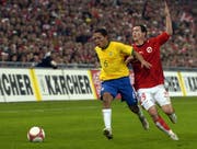 Lichtsteiner im ersten Länderspiel gegen Brasilien, hier im Zweikampf mit Correia Adriano.Bild: Karl Mathis/Keystone (Basel, 15. November 2006)