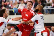 Andy Schmid (mitte), hier im Handball EM Qualifikationsspiel Schweiz - Portugal, spielt bald mit dem Handballnationalteam in der Zuger Bossard-Arena.Bild: Steffen Schmidt/freshfocus