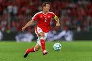 Seit 2016 ist Lichtsteiner Captain des Nationalteams – hier im Spiel gegen Portugal. (Bild: Jean-Christophe Bott/Keystone (Basel, 6. Sept. 2016))