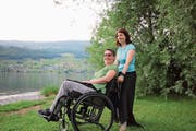 Manuela Ming (stehend) und Corinne Grond sind ein aktives «Tandem» von Kiss Obwalden. (Bild: Marion Wannemacher (Sachseln, 28. Mai 2018))
