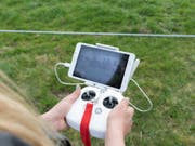 Landwirtschaftliche Forschung sei durchaus an den Standort gebunden, finden zahlreiche Parlamentarier. Im Bild benutzt eine Forscherin in Ettenhausen TG eine Drohne zur Bestimmung der Grasqualität. (Bild: Keystone/GAETAN BALLY)