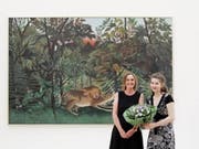 Die 7millionste Besucherin Katrin Meyer (links) mit ihrer Austauschschülerin Héloïse in der Fondation Beyeler vor Henri Rousseaus "Le lion ayant faim se jette sur l‘antilope" (1898/1905). (Bild: Pressebild Ana Brankovic)